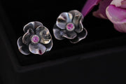 Boucles d'oreilles puces fleur avec pierre rhodolite