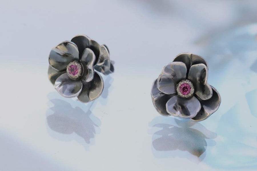 Boucles d'oreilles puces fleur avec pierre rhodolite